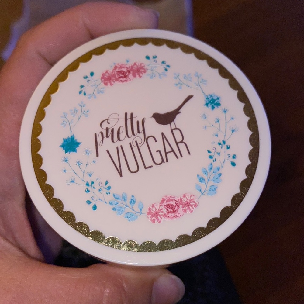 Pretty vulgar setting powder and puff